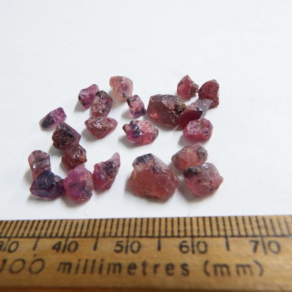 29.8ct tanzanian bi color ruby and sapphire gemstone crystal rough lot - Picture 3 of 7